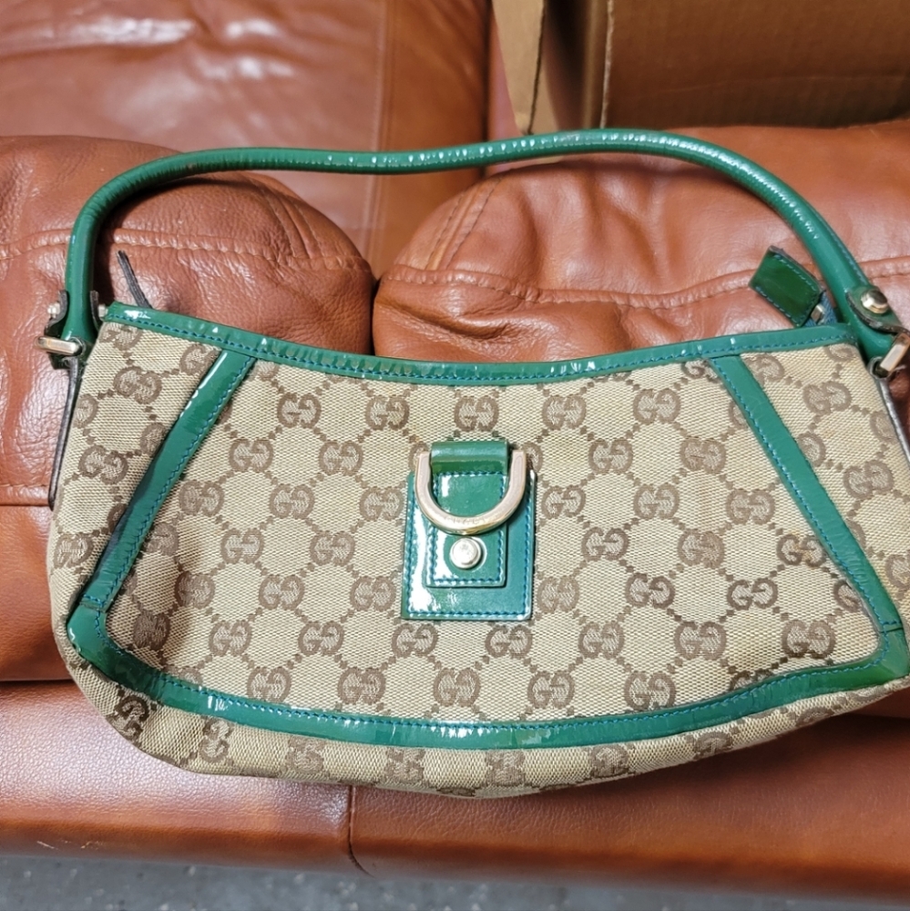 Gucci purse! In pretty good shape.. small tote can fit phone and wallet etc..